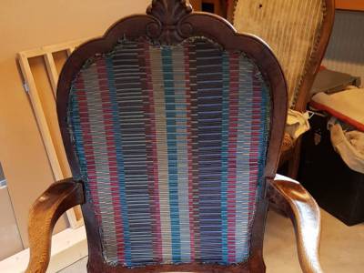 Oude versleten fauteuil