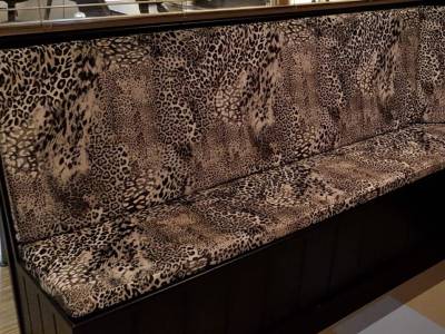 Deze meubelstof is uitstekend geschikt voor deze bank, door dit patroon vallen de naden bijna niet op.