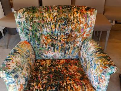 Fauteuil met velours meubelstof, door de vleug in de stof ziet de stoel er steeds anders uit.