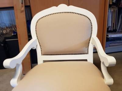 De gehele stoel is afgewerkt met taatsen.